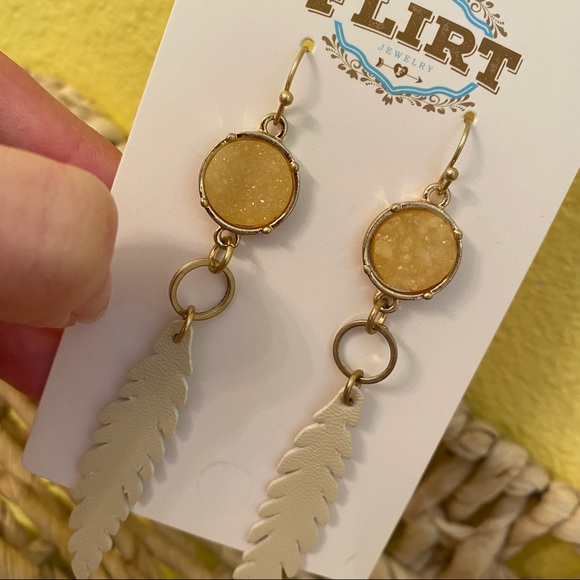 Druzy stone with dangling feather - Picture 4 of 4